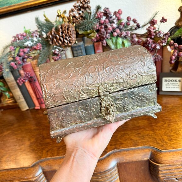 Vintage Brass Floral Repousse Domed Footed Treasure Chest Box lock & Key - Picture 15 of 17